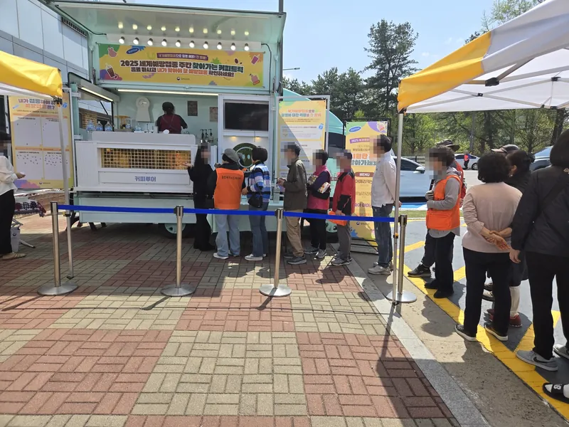 줄 선 어르신들이 트럭 창에서 음료를 받는 모습