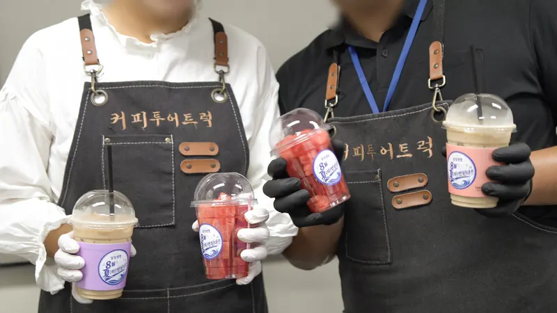 커피투어트럭 자수 앞치마를 입은 직원들