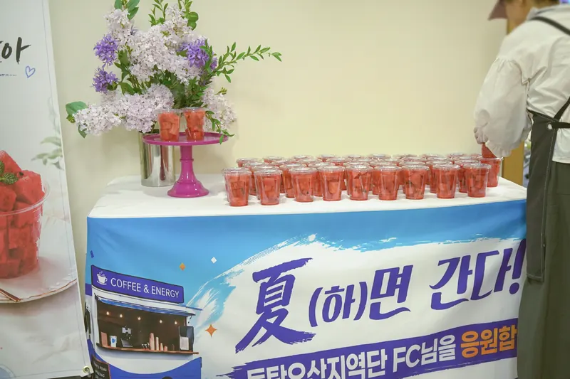 맞춤 테이블 현수막과 수박 컵과일