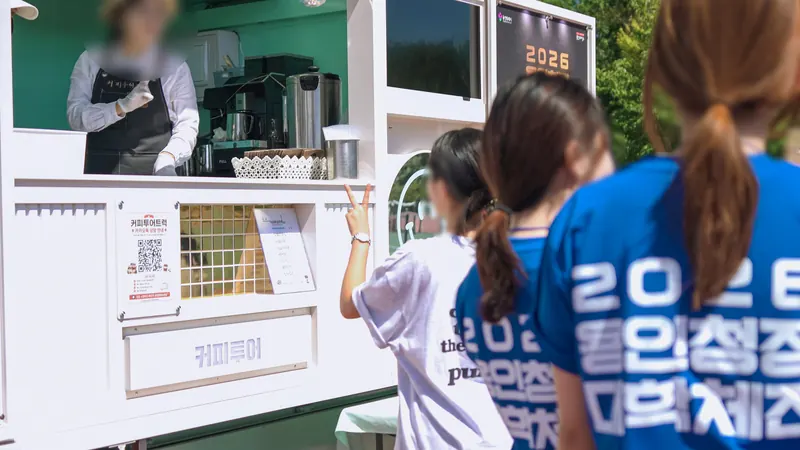 트럭 창 앞에서 음료를 기다리는 손님들